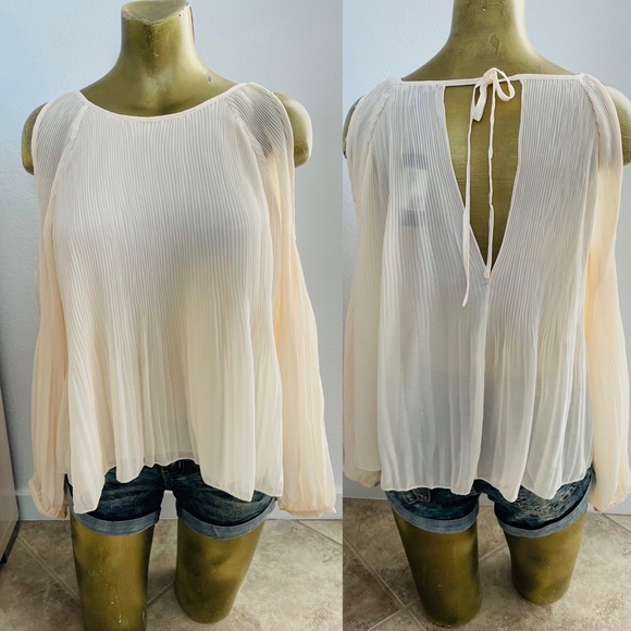 NWT $130 ROMEO & JULIET COUTURE Ivory COLD SHOULDER Pleated Blouse M $130 MSRP - Picture 5 of 10